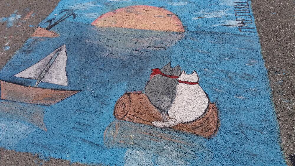 djeca slikaju na asfaltu