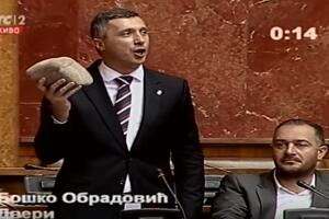 Pogledajte: Obradović u Skupštini Srbije drži kamen koji je "donio...