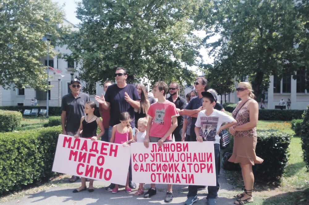 porodica Đurišić protest Opština, Foto: Milica Đurović