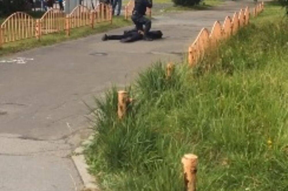 Rusija, policajac i napadač, Foto: Screenshot (RT)
