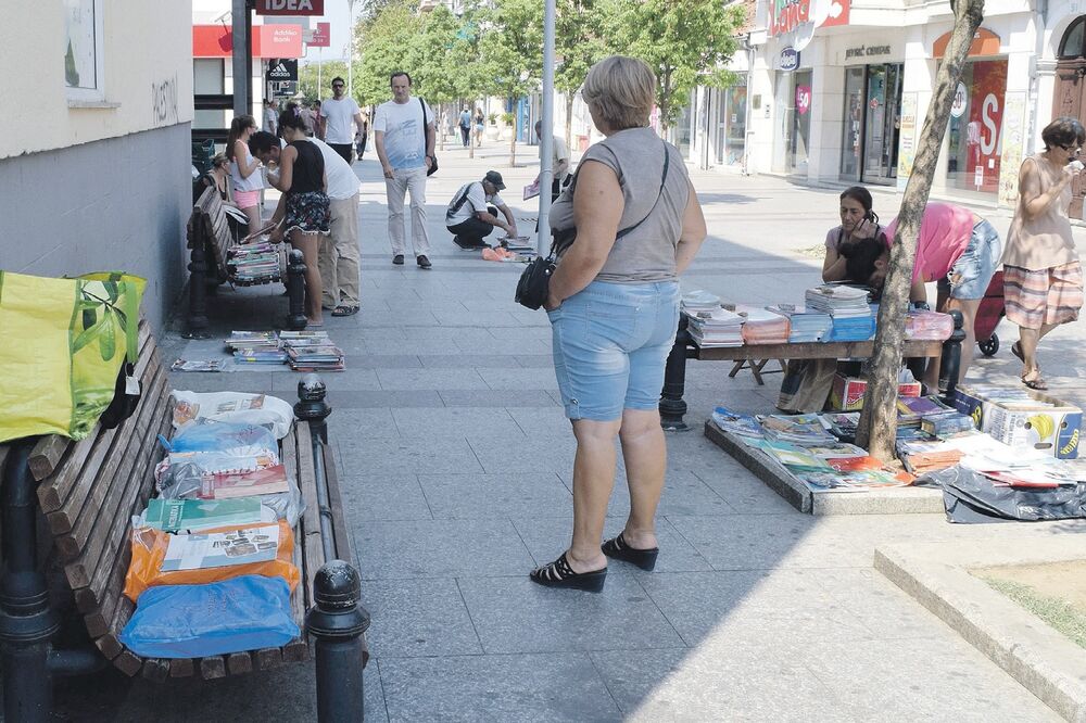 Prodaja starih udžbenika, Podgorica, Foto: Luka Zeković