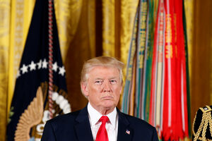 Tramp na Tviteru postavio karikaturu voza koji udara u novinara...