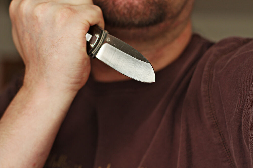 Muškarac, nož, Foto: Shutterstock