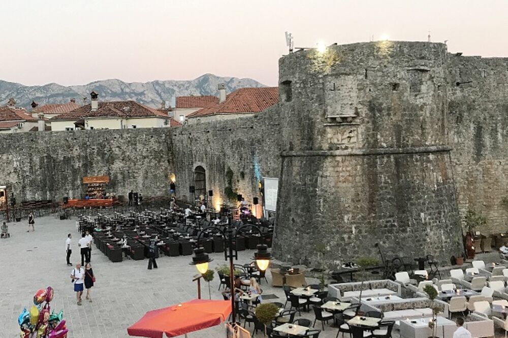 Budva, otvoreni šankovi, Foto: Vuk Lajović
