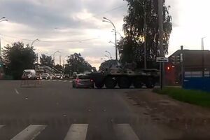 Pogledajte: Vojno oklopno vozilo udarilo u auto