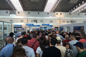 Aerodrom Podgorica: Čekali pola sata na suncu da uđu na pasošku...