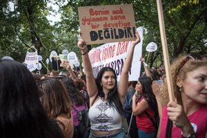 U Ankari protest Turkinja za slobodno odijevanje: "Ne diraj u moj...