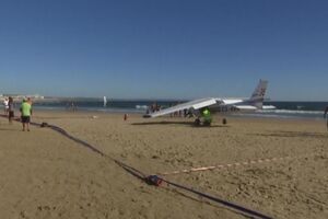 Nesreća kod Lisabona: Avion sletio na plažu, poginulo dvoje