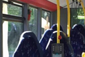 Od autobuskih sjedišta mislili da su žene sa burkama