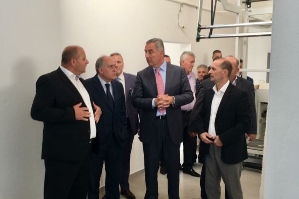 Milo Đukanović, crnogorski iseljenici, selo Bor, Petnjica, Foto: DPS