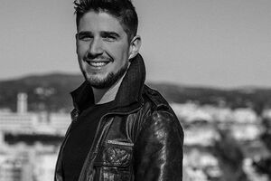 DJ  Klaudio Riči nastupa na plaži Almara