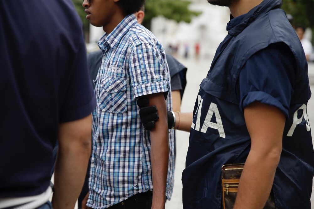 privođenje, Milano, Foto: Beta-AP