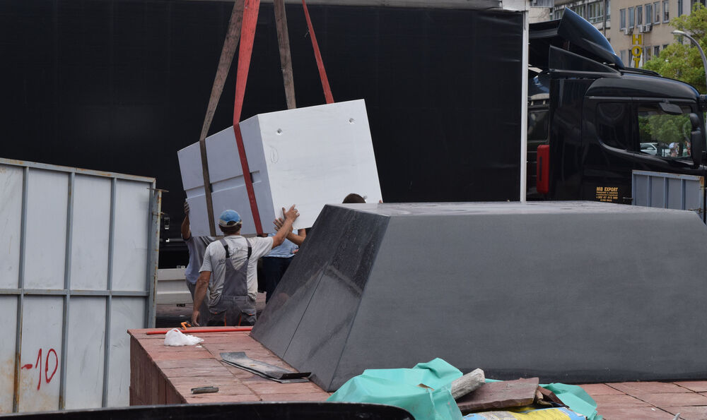 postavljanje spomenika, trg