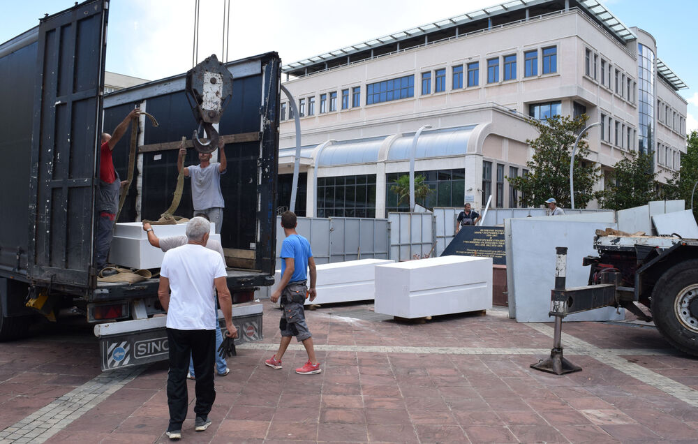 postavljanje spomenika, trg