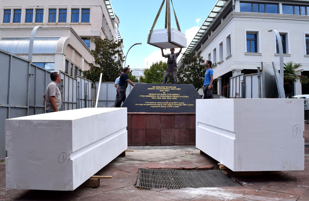 postavljanje spomenika, trg