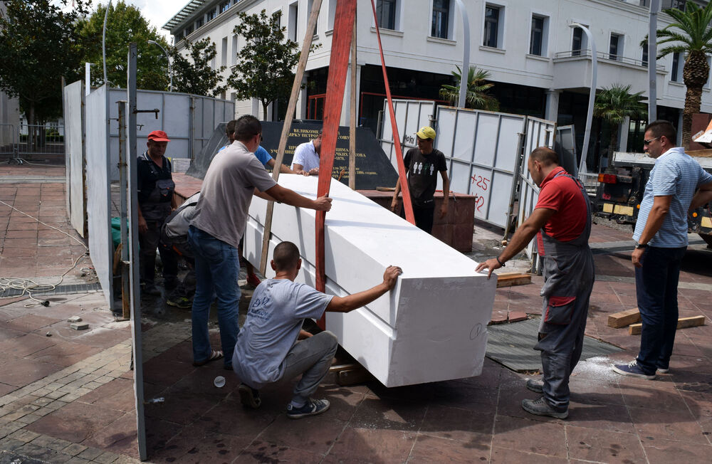 postavljanje spomenika, trg