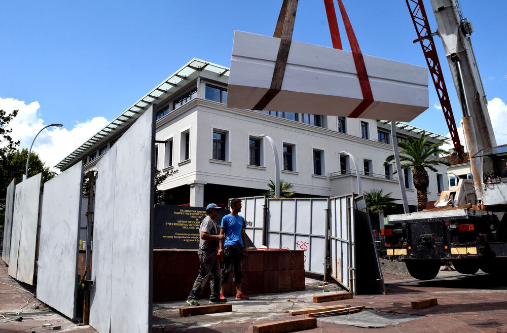 postavljanje spomenika, trg