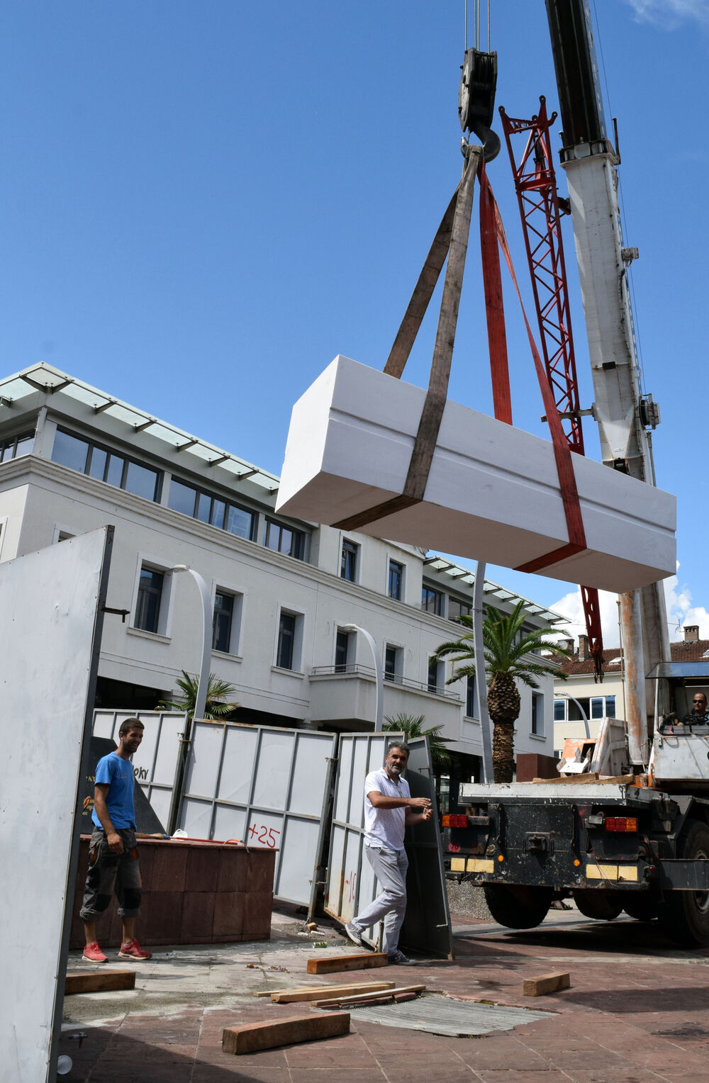 postavljanje spomenika, trg