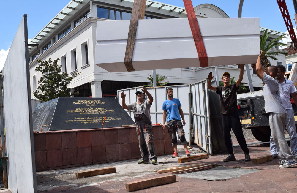 postavljanje spomenika, trg