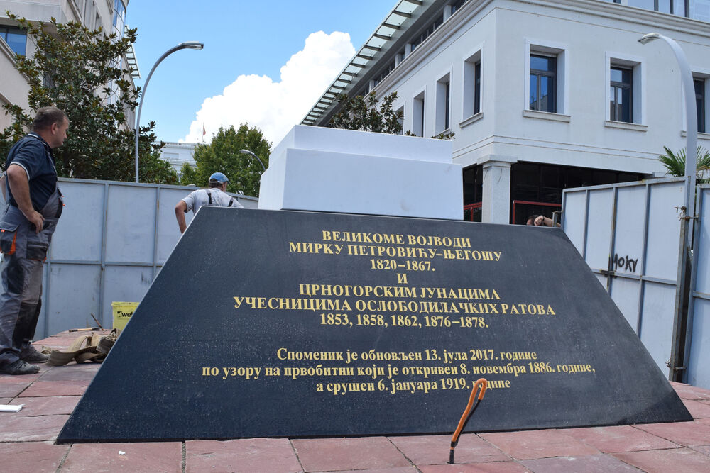 postavljanje spomenika, trg