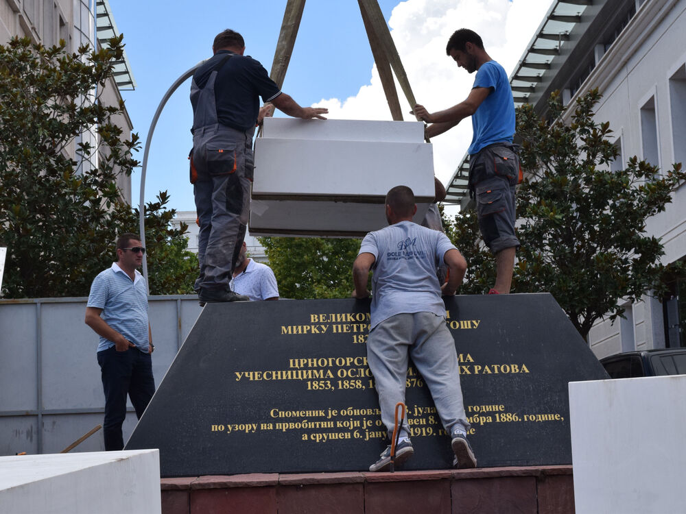postavljanje spomenika, trg