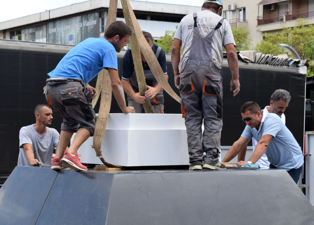 postavljanje spomenika, trg