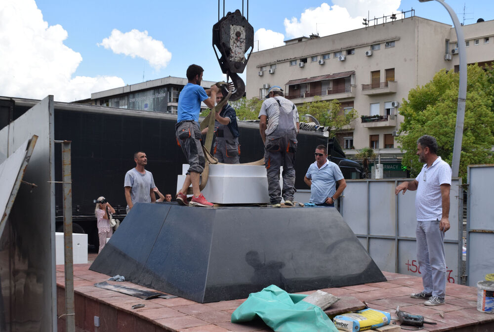 postavljanje spomenika, trg