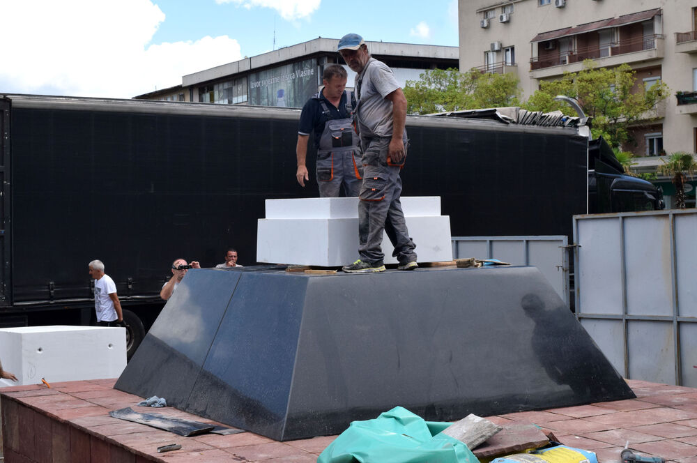 postavljanje spomenika, trg