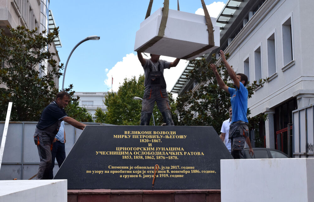 postavljanje spomenika, trg