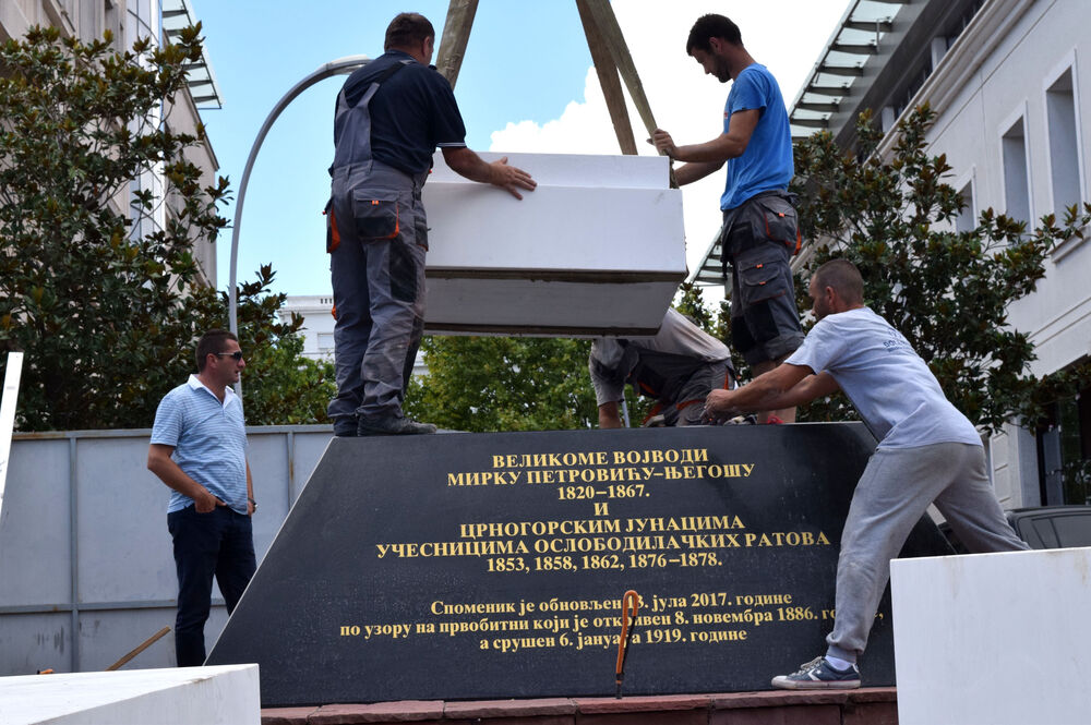 postavljanje spomenika, trg