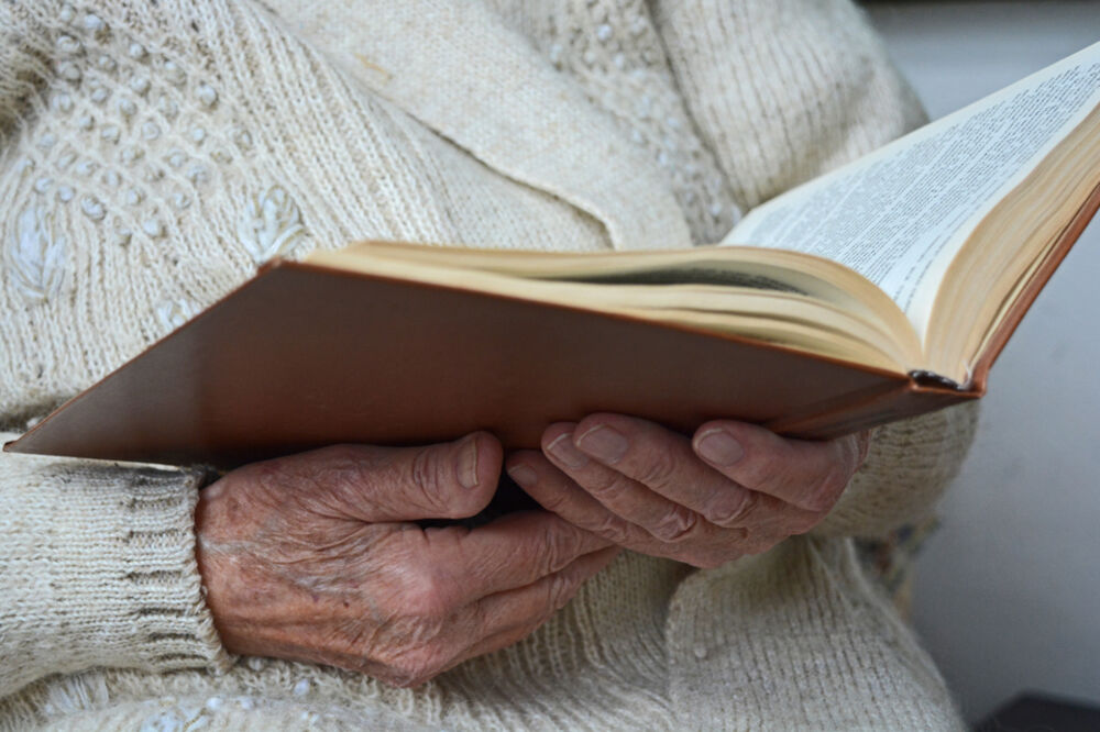 stara žena, čitanje, knjiga, Foto: Shutterstock
