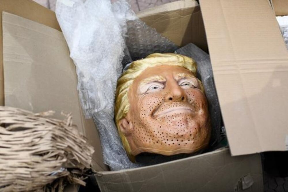 Donald Tramp, maska, Foto: Reuters