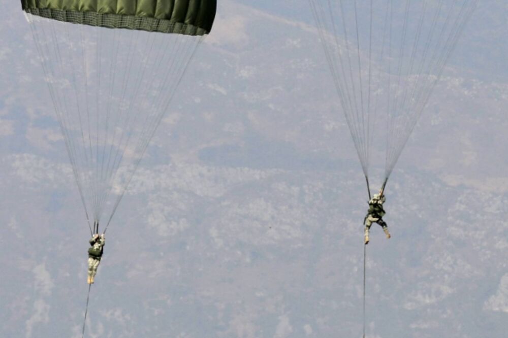 Nato padobranci, Foto: Beta