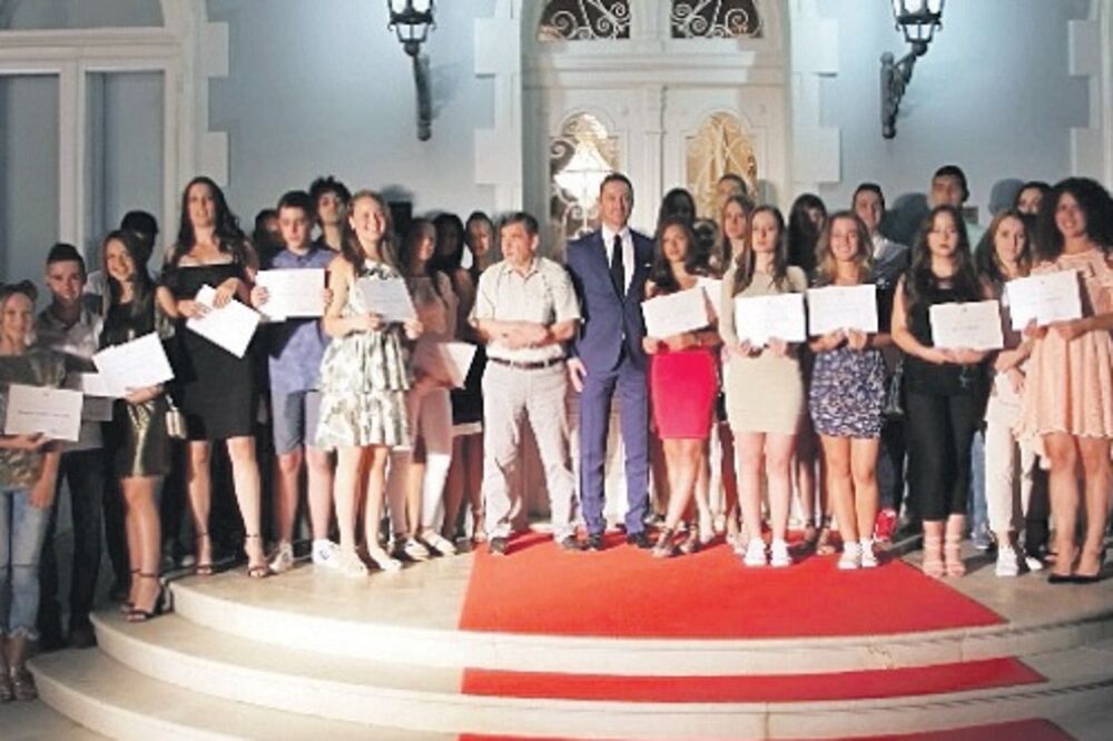 Cetinje, luče, Foto: Prijestonica Cetinje