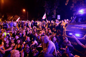 Varšava: Policija spriječila demonstrante da zatvore senatore u...