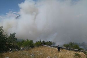 Boje jutra: Na Cetinju aktivna tri veća požara, ugrožene i kuće