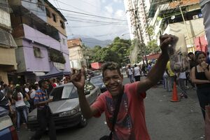 Stanovnici Karakasa blokiraju ulice uoči generalnog štrajka