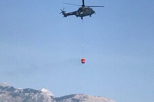 Poboljšano stanje na požarištima u Tivtu: "Super puma" odradila...