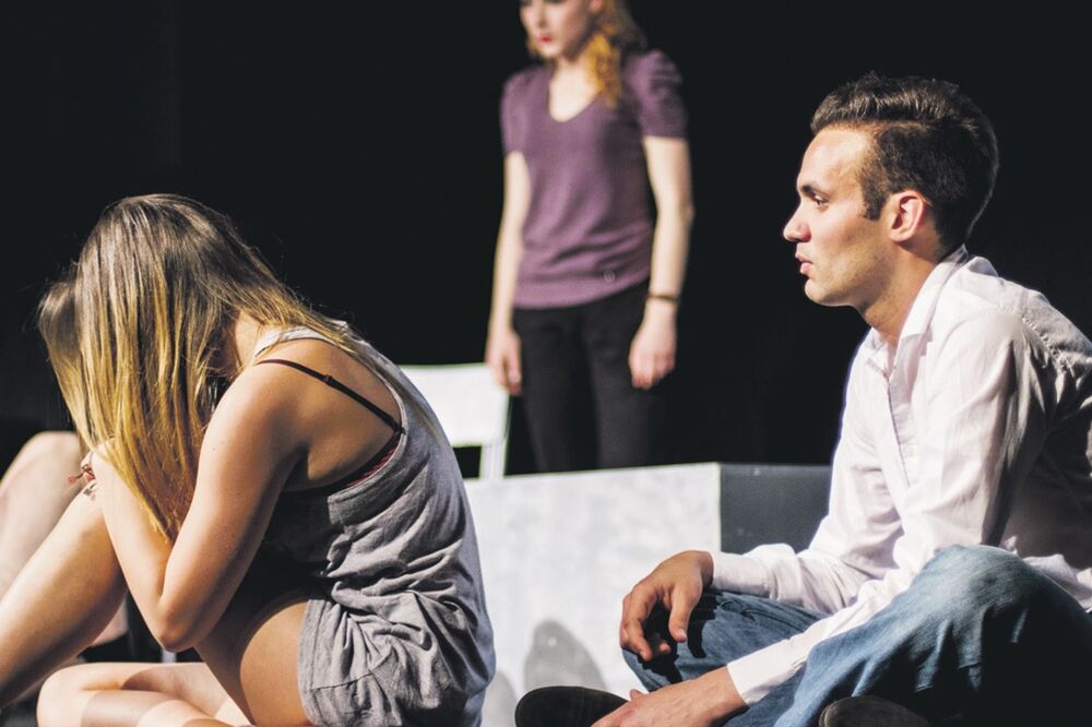 predstava Bliskost, Foto: Grad teatar