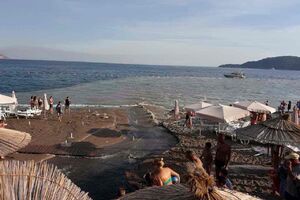 A pipe broke on the beach in Bečići: Water washed away part of the beach, Budva without...