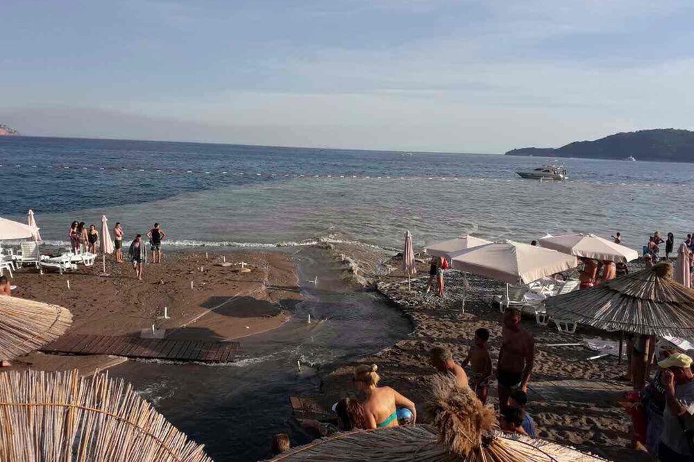 Bečići, cijev, Foto: Čitalac "Vijesti"