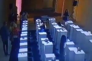 Pogledajte: Pokušavala da napravi selfi, a napravila štetu od...