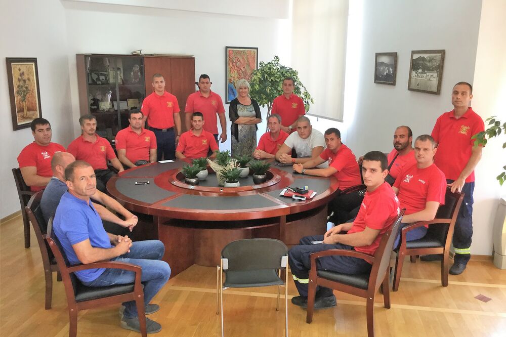 Snežana Matijević sa vatrogascima, Foto: Opština Tivat