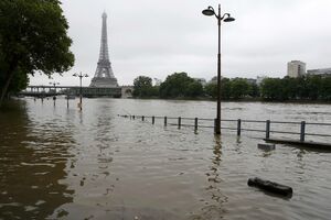 Jaka kiša pogodila Pariz, bile zatvorene i metro stanice