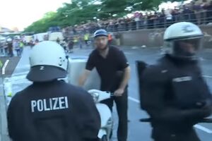 Pogledajte kako se dostavljač pice probijao kroz Hamburg tokom...