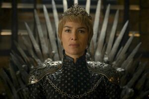 Žena koja sjedi na gvozdenom tronu