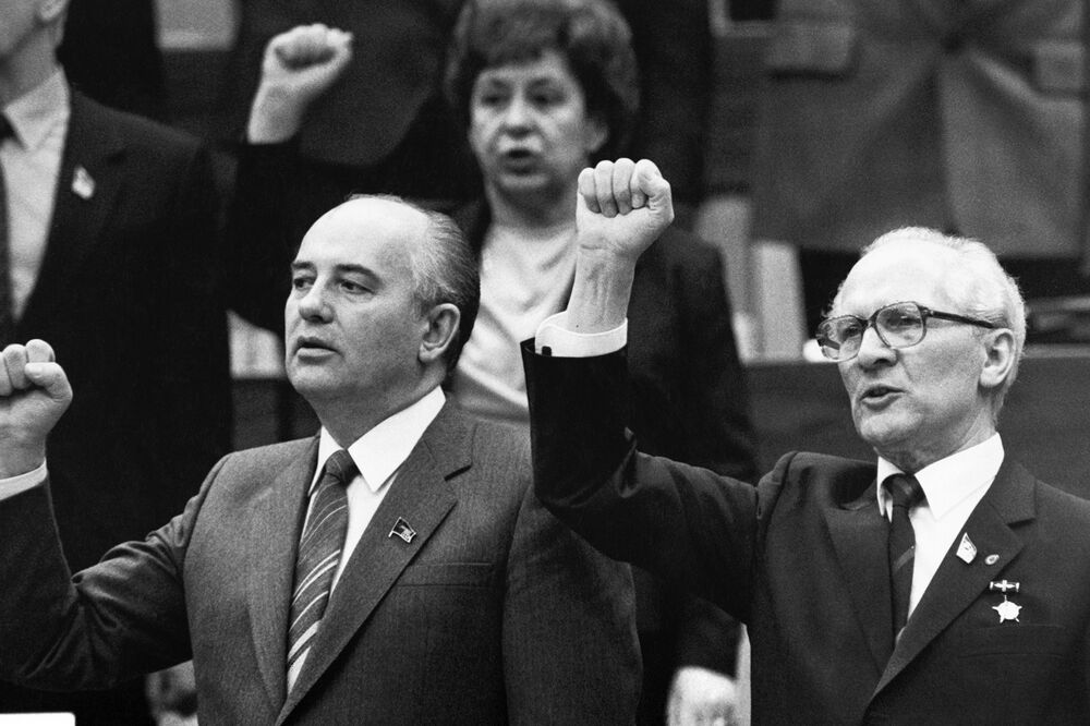 Mihail Gorbačov, Erih Honeker (Novine), Foto: Bbc.co.uk