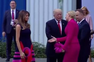 Pogledajte: Tramp pružio ruku, prva dama Poljske ga ostavila da...