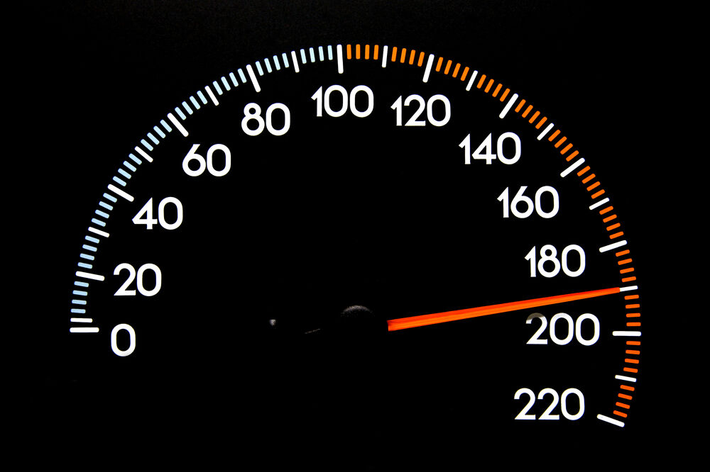 Brzinometar, 190 km/h, Foto: Shutterstock