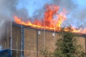 Požar na krovu neuseljene novogradnje u Londonu